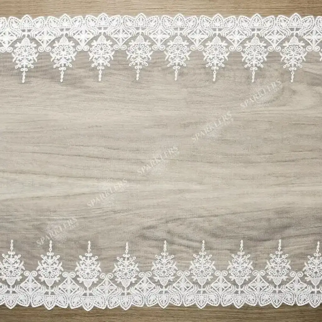 Hvid bordløber med blonder, længde 9 meter