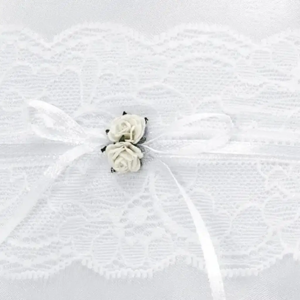 Hvid bryllupsring pude med blonder og hvide roser