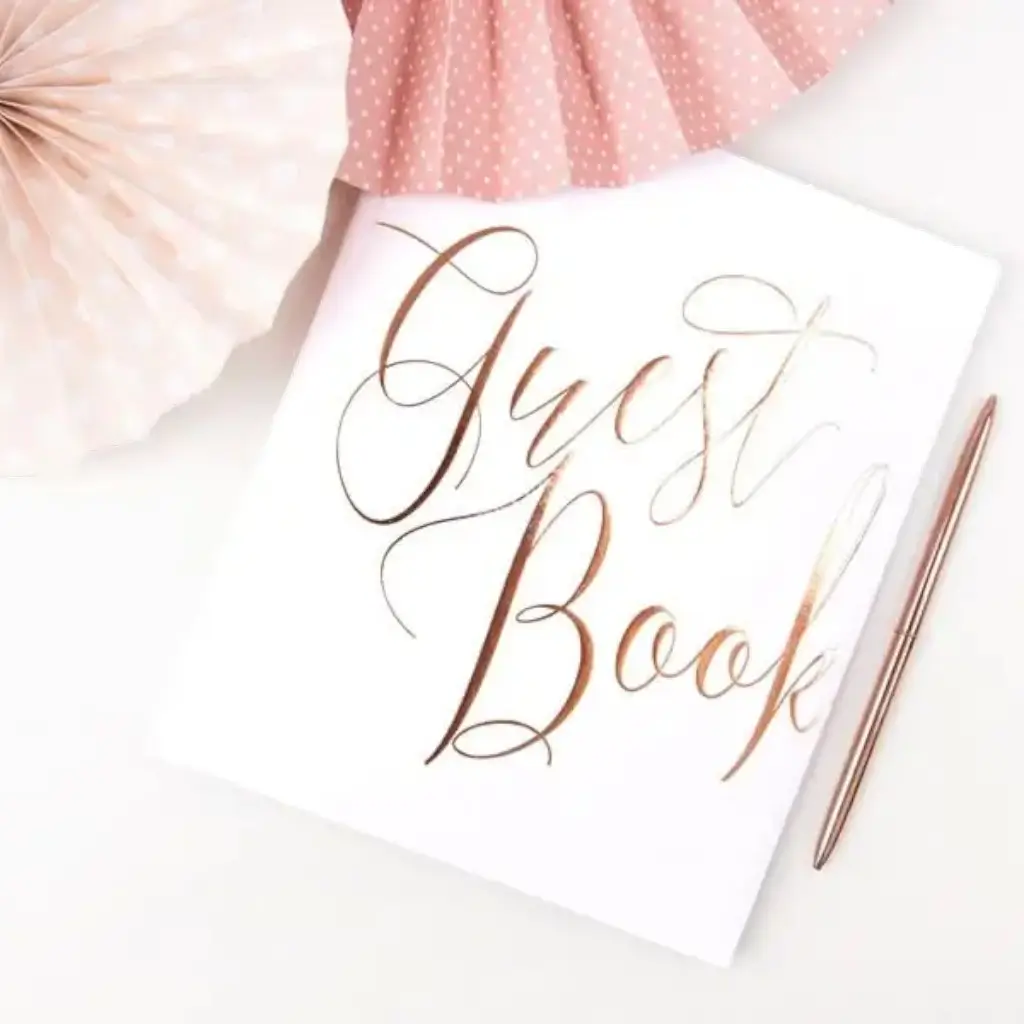 Hvid bryllup gæstebog med rosa guld skrift