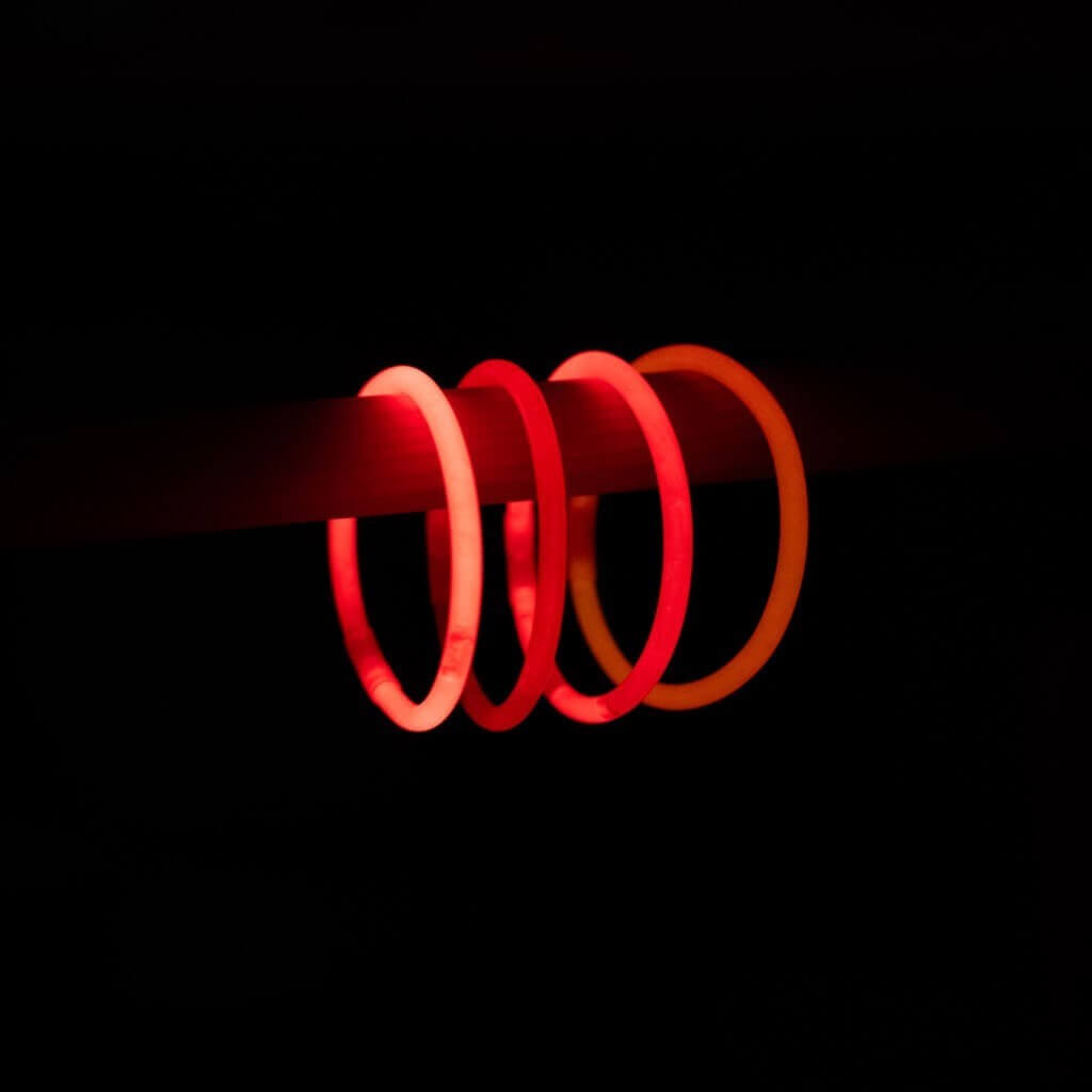 Rødt fluo armbånd (sæt med 100 stk.)
