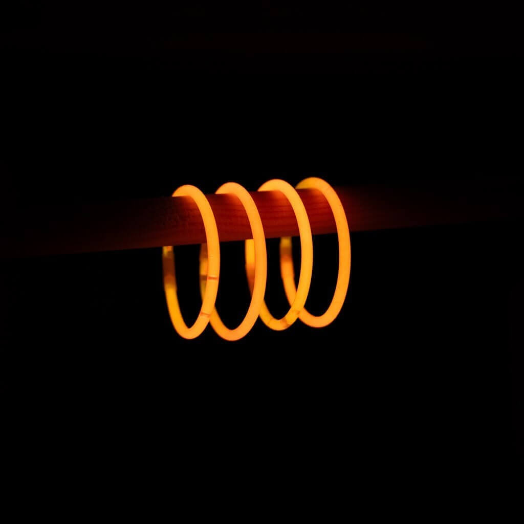 Fluorescerende orange armbånd (sæt med 100 stk.)