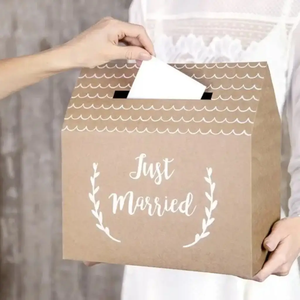 Urne i kraftpapir med inskription "Just Married"
