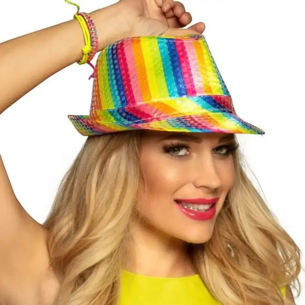 Flerfarvet stribet hat med pailletter