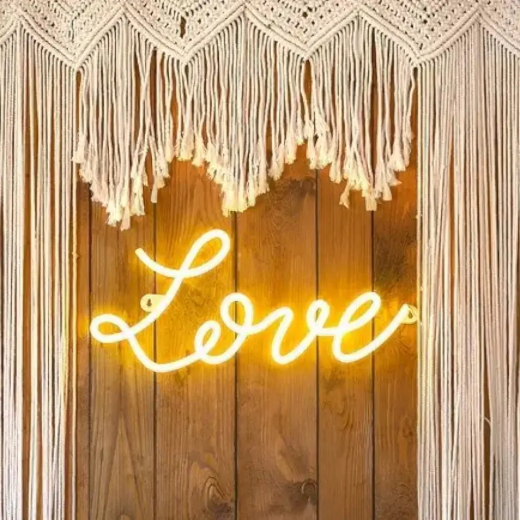 Dekorativt bogstav "LOVE" Hvid LED neon - 61x27,4cm
