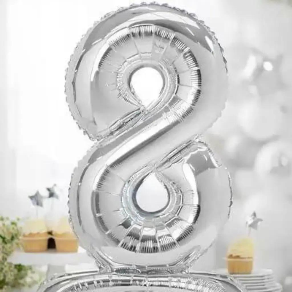 Nummer 8 fødselsdagsballon + Sølvstativ 70cm