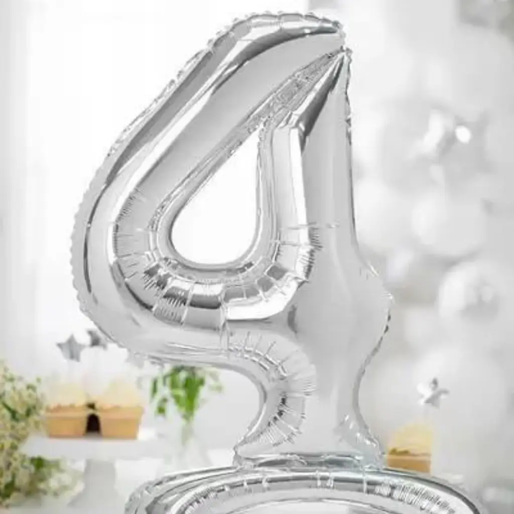Nummer 4 fødselsdagsballon + Sølvstativ 70cm