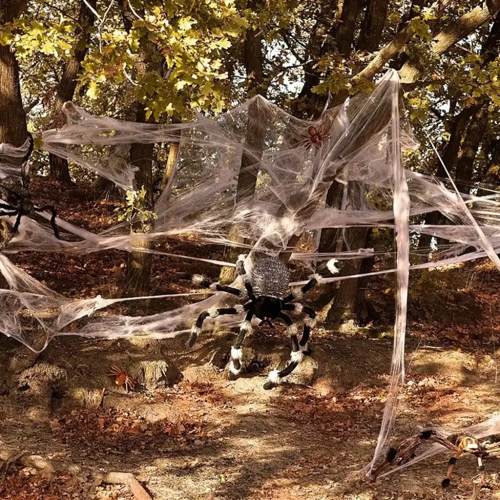 Hvidt spindelvæv med edderkopper Halloween-dekoration