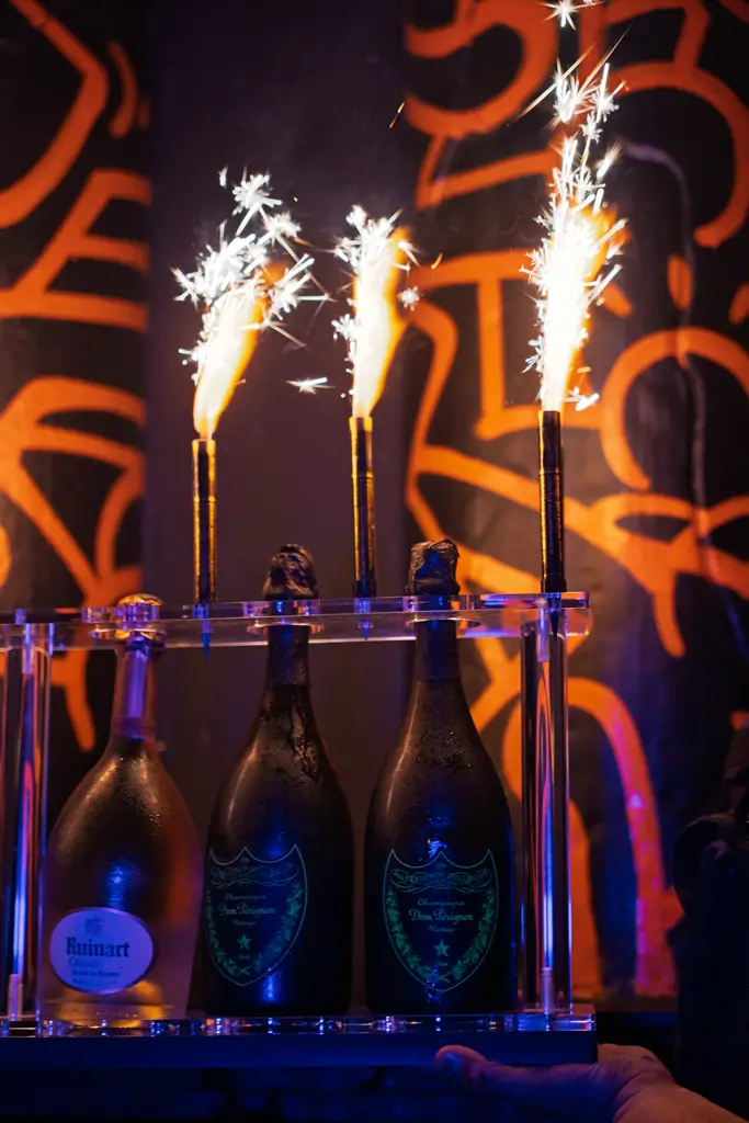 Display Show Line 5 flasker VIP | By Sparklers®.