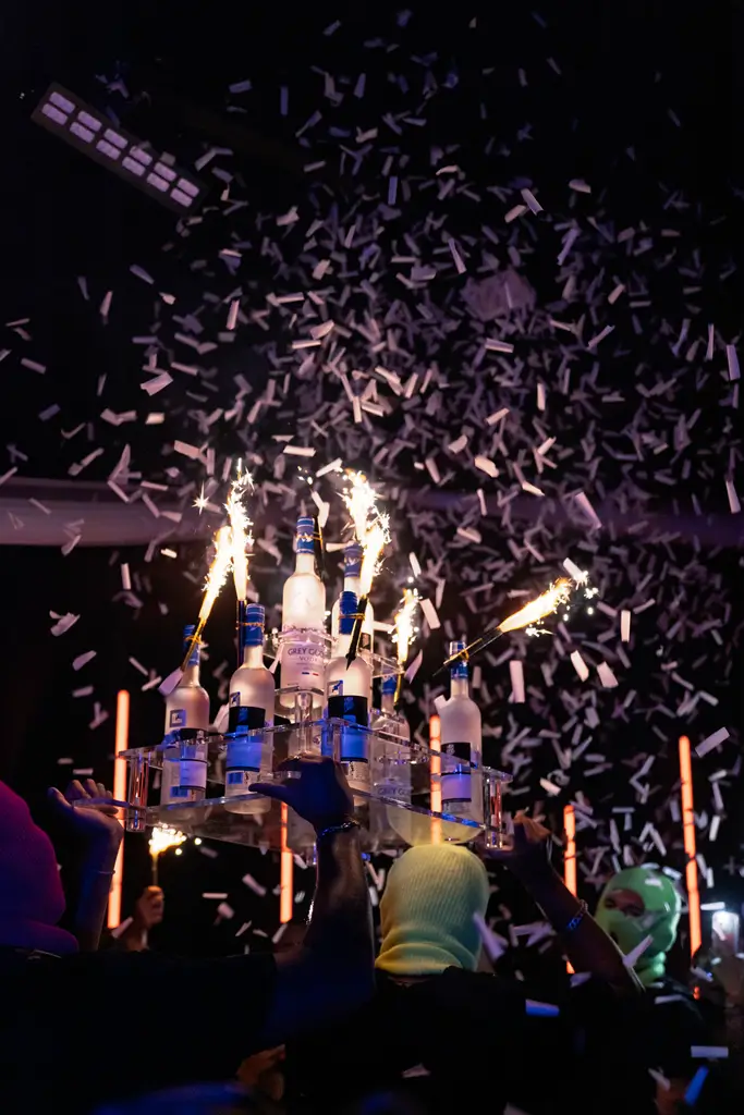 VIP 10-flaskers pyramide-showdisplay fra Sparklers®.