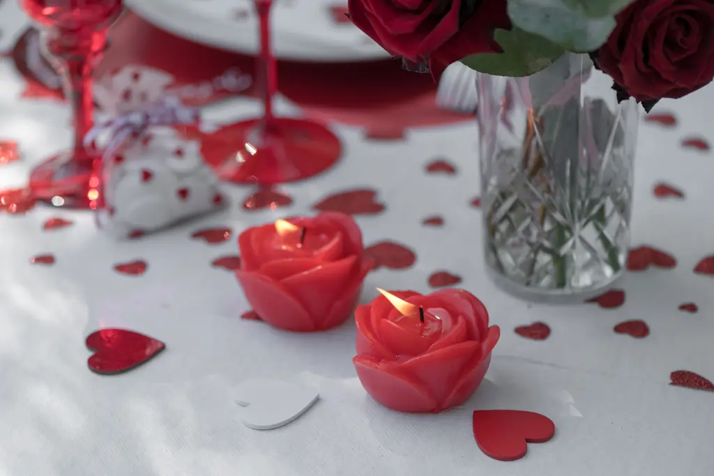 Lys med skulpturel blomst af rose - Rød