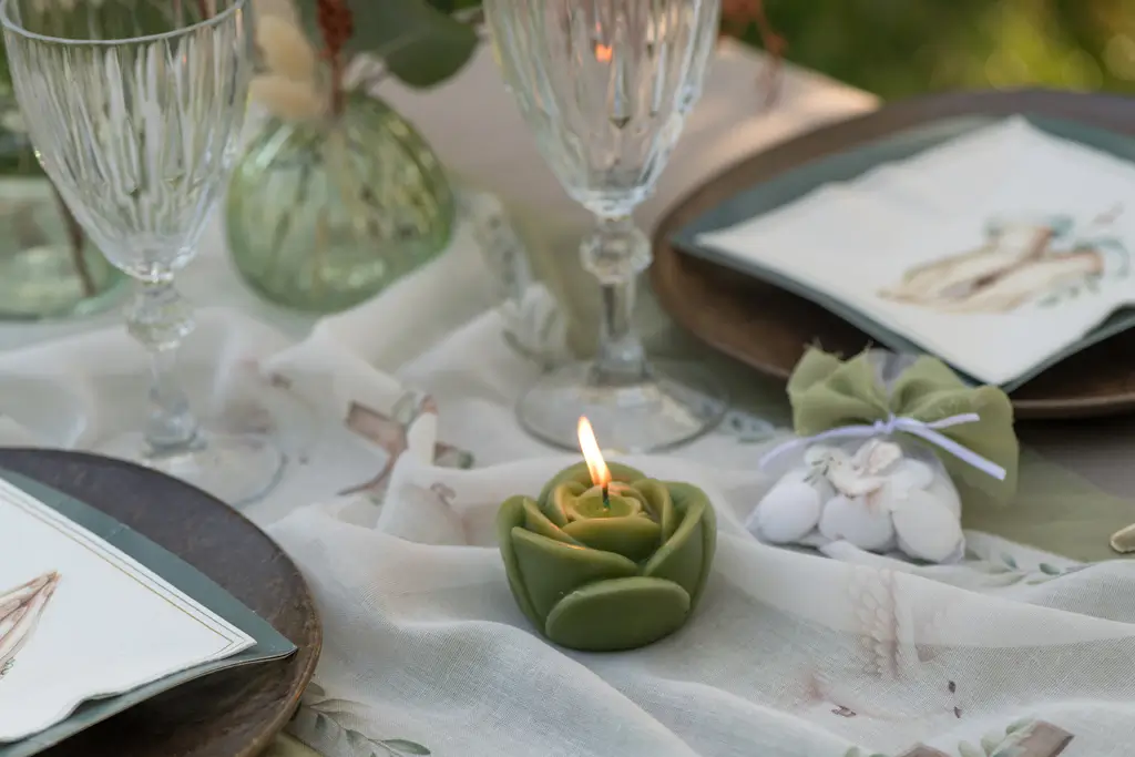 Udskåret lys med rosenblomst - oliven