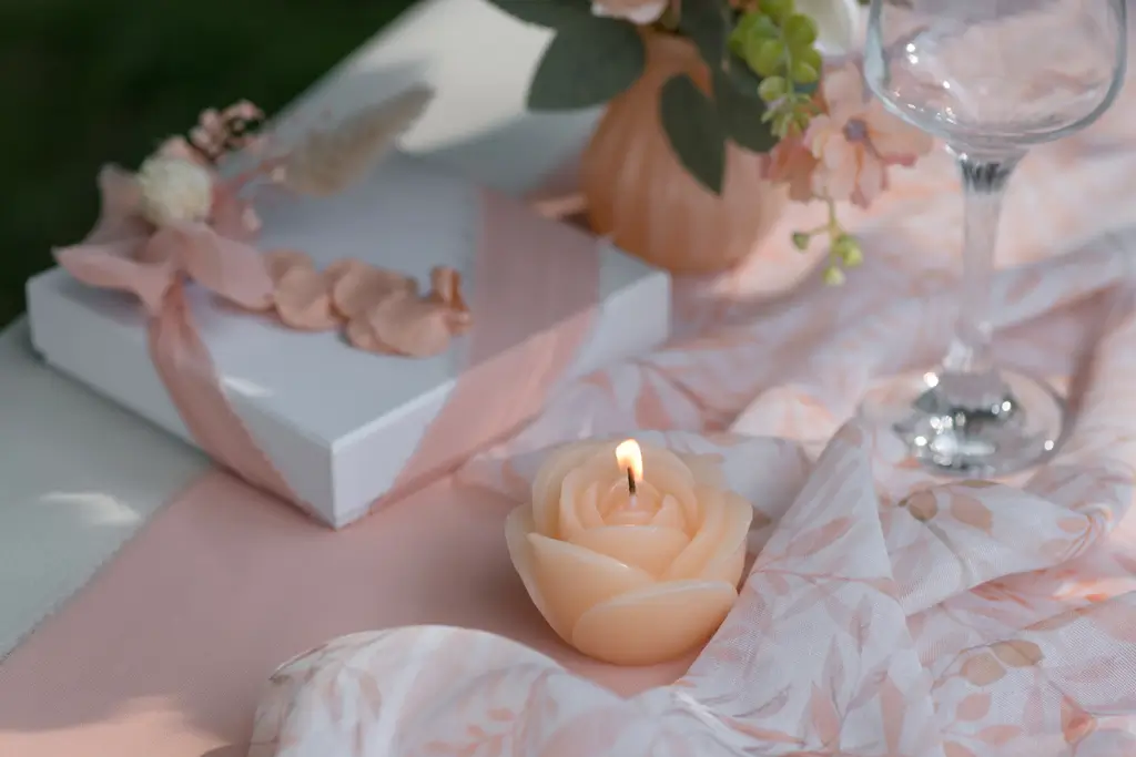 Lys med skulpturelle blomster af roser - Pêche