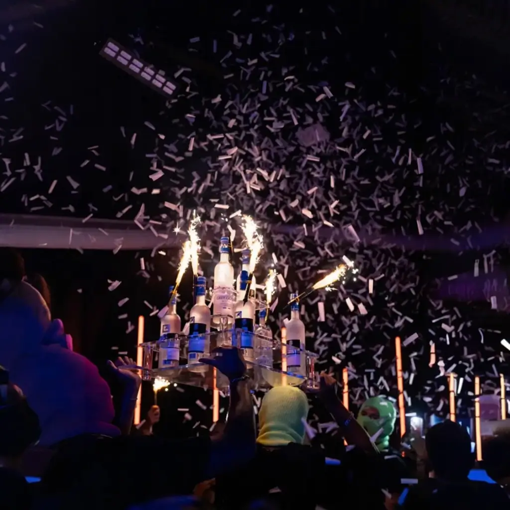 Display Show Pyramid 10 VIP-flasker - Sort | Af Sparklers®.