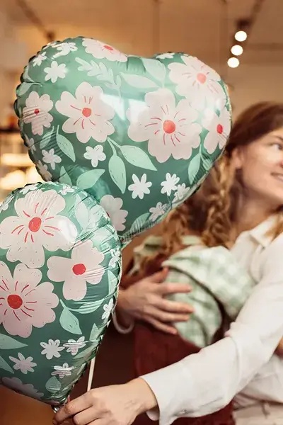 Grøn hjerteballon med blomster 45 cm