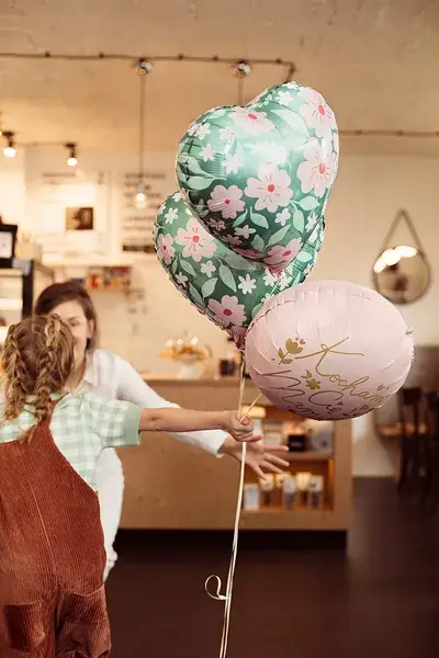 Grøn hjerteballon med blomster 45 cm