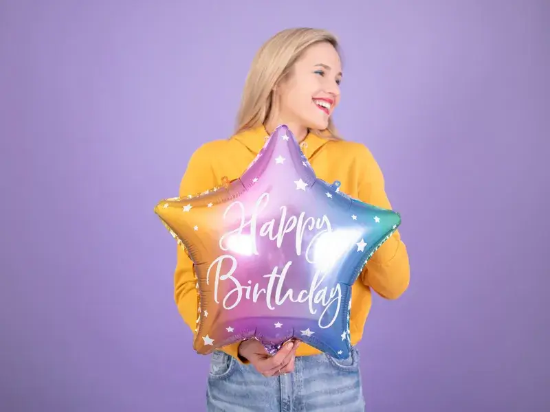 Happy Birthday-ballon med regnbuestjerne