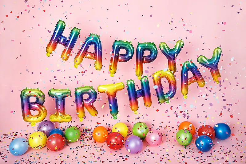Flerfarvede balloner med Happy birthday-bogstaver