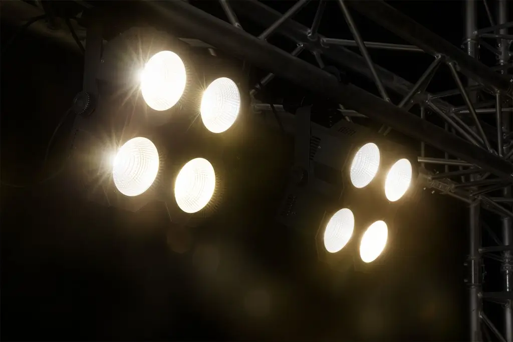 Sceneblinder med 4 x 50 W COB-LED, varmhvid – SB400 – beamZ
