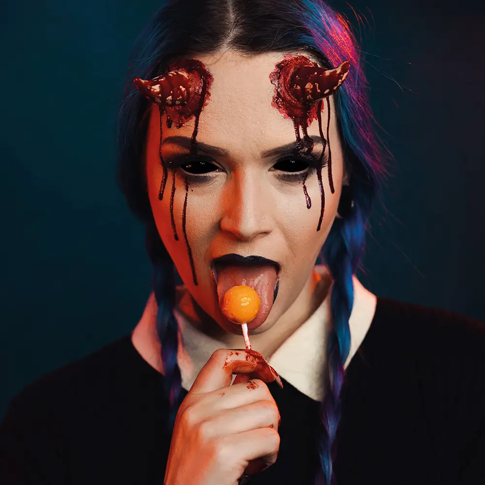 Kontaktlinser med sorte øjne i „undead“-stil – Halloween-kontaktlinser