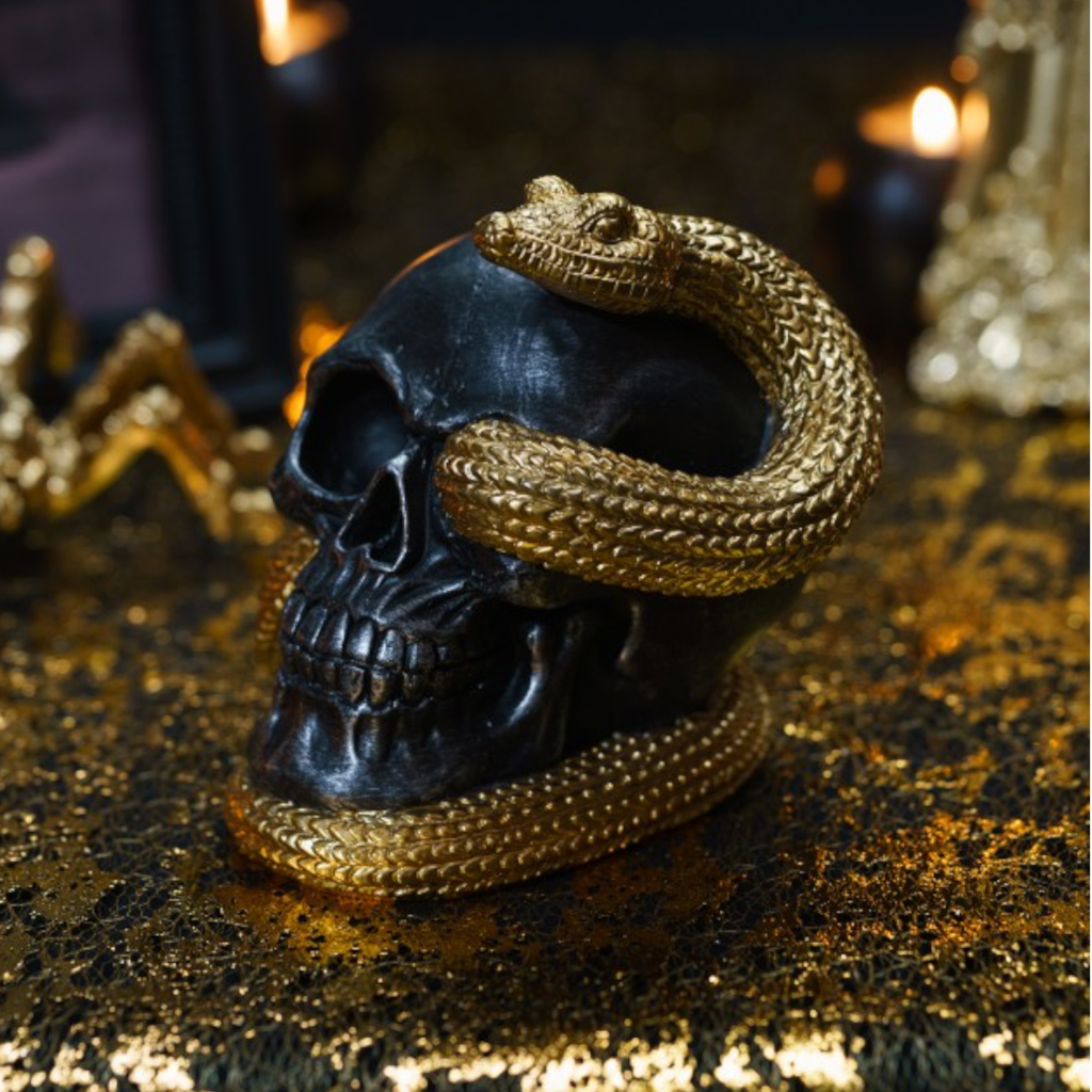 Kranie med gylden slange, 14,5 cm – Halloween-pynt