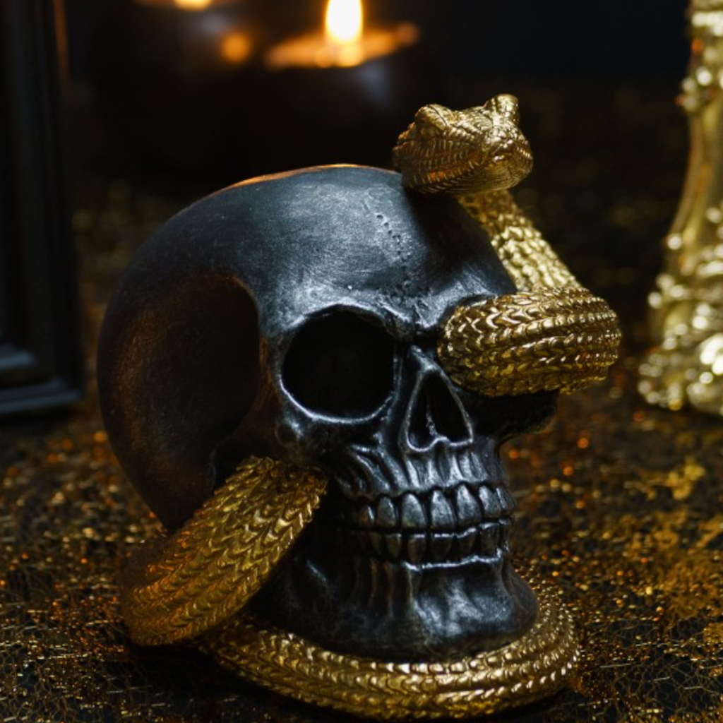 Kranie med gylden slange, 14,5 cm – Halloween-pynt